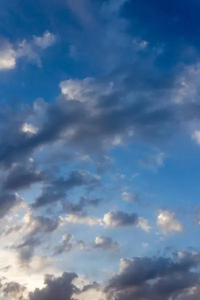 Nuvens ao amanhecer como fundo — Fotografia de Stock