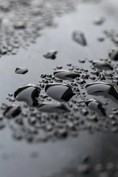 Karanlık bir araba su damlaları — Stok fotoğraf