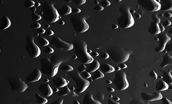 Gouttelettes d'eau sur fond noir — Photo