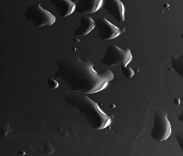 Gotas de água em um fundo preto — Fotografia de Stock