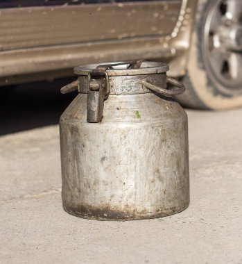 büyük eski metal kavanoz