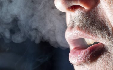 ağzından dışarı sigara dumanı