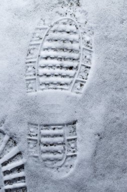 Arka plan olarak karda ayakkabı izi