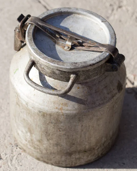 büyük eski metal kavanoz