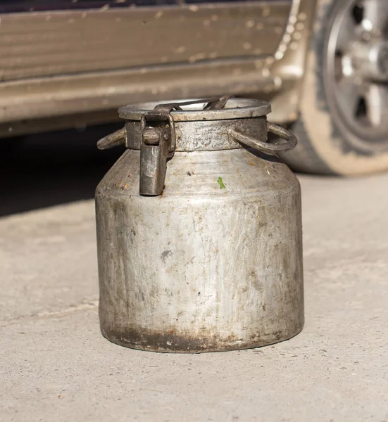 büyük eski metal kavanoz