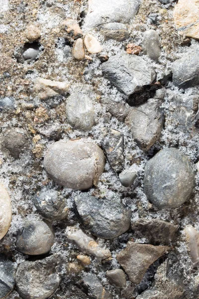 氷の背景として地面の石の上 — ストック写真