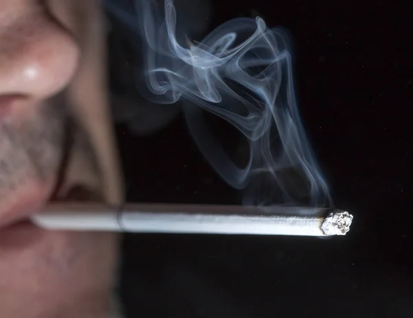 A füst a cigarettát a szájából — Stock Fotó