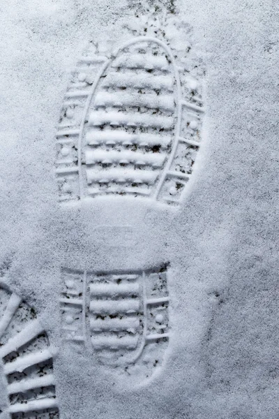 Arka plan olarak karda ayakkabı izi