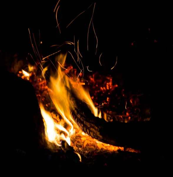 Fogo com faíscas sobre um fundo preto — Fotografia de Stock