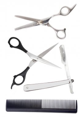 Beyaz arkaplanda makas ve ustura ile tarak