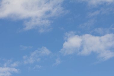 Arka plan güzel mavi gökyüzünde bulutlar ile