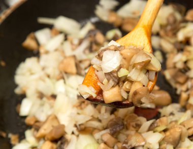 bir tavada kızartılmış mantar