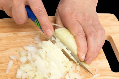 siyah bir arka plan üzerinde bir gemide Cook soğan kesmek