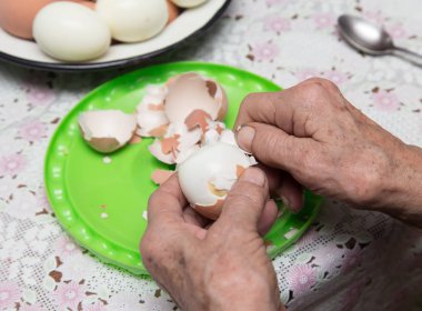 Büyükanne yumurta temizler
