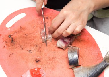 Şef ringa balığı keser