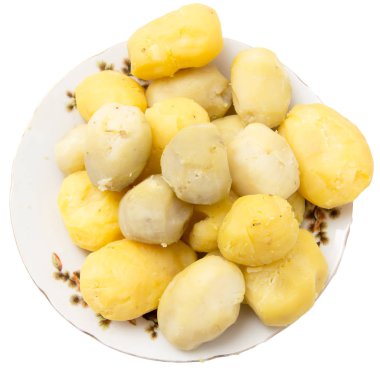 Beyaz arka planda haşlanmış patates.