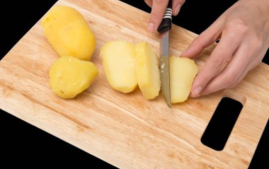 siyah bir zemin üzerine kurulu haşlanmış patates