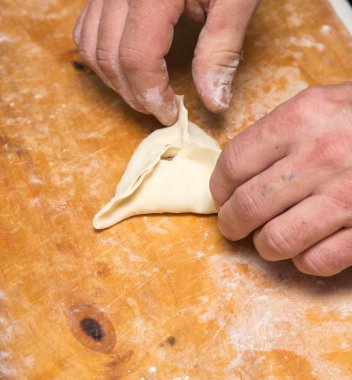 adam evde köfte hazırlar