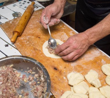 adam evde köfte hazırlar