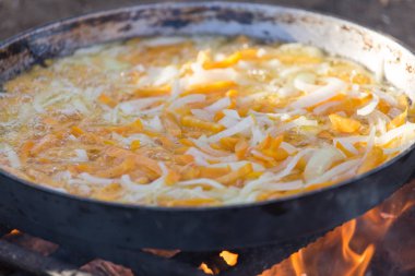 Kazığın doğasında yemek pişirmek.