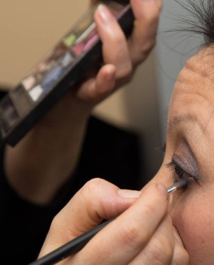 salonda göz makyajı