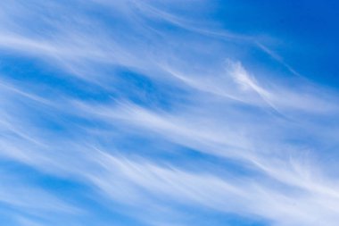 Arka planda mavi gökyüzündeki bulutlar