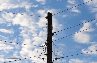 siluet elektrik direğinden gökyüzüne karşı