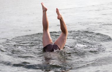 su altından erkek bacaklar