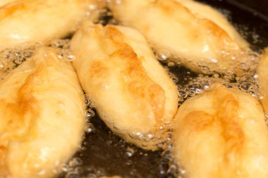 köftesi bir tencerede kızartılır