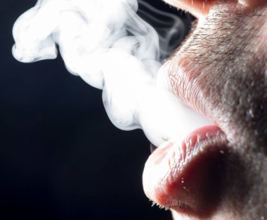 ağzından dışarı sigara dumanı
