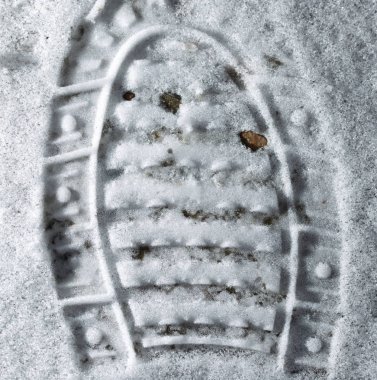 Arka plan olarak karda ayakkabı izi