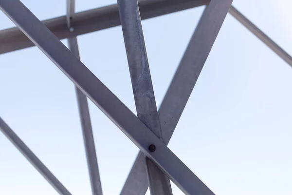 Construction métallique sur fond de ciel bleu — Photo