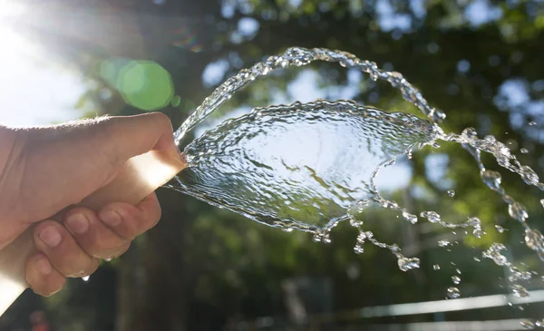 Acqua dal tubo all'aperto — Foto Stock