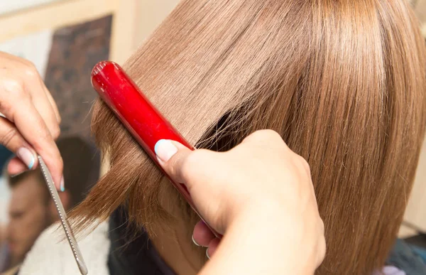 Coiffure dans un salon de beauté — Photo