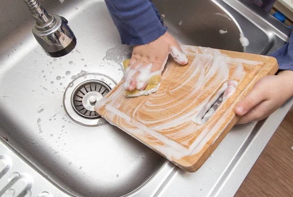 Jongen afwas in de keuken — Stockfoto