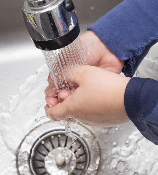 Menino lava as mãos — Fotografia de Stock