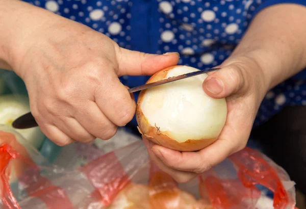 Cook peel onions — Stock Photo, Image