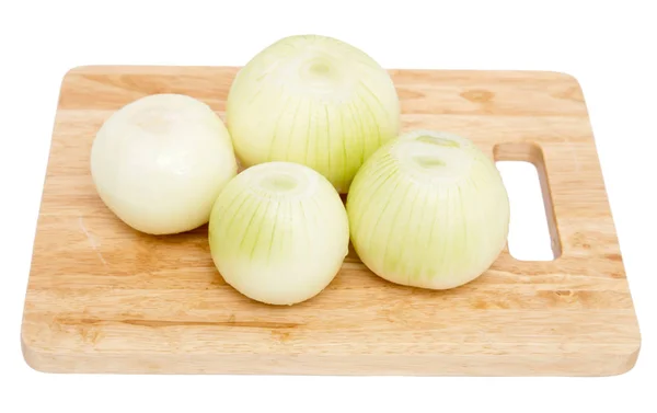 Zwiebeln auf einem Brett auf weißem Hintergrund — Stockfoto