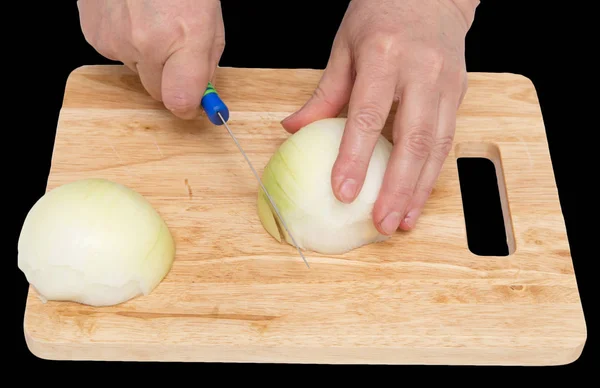 Cozinhe a cebola cortada em um conselho em um fundo preto — Fotografia de Stock