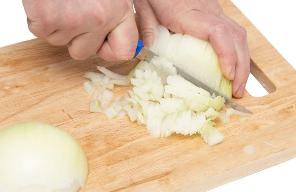 Cuocere la cipolla tagliata su una tavola su sfondo bianco — Foto Stock