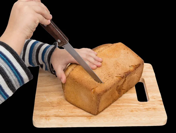 黒の背景にボード上のパンに手 — ストック写真