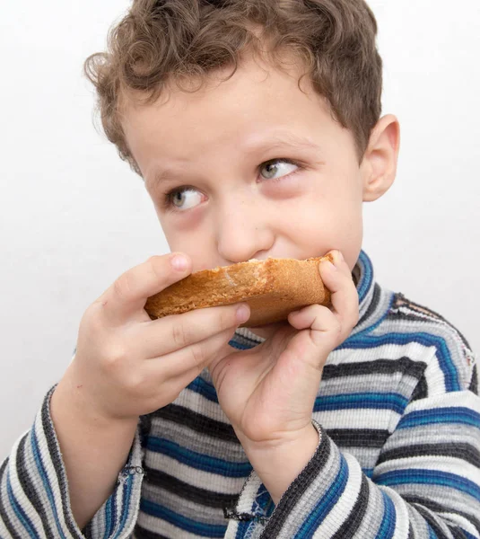 Junge isst Brot — Stockfoto
