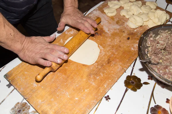 Man förbereder dumplings hemma — Stockfoto