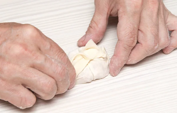 Man prepares dumplings at home — Stock Photo, Image