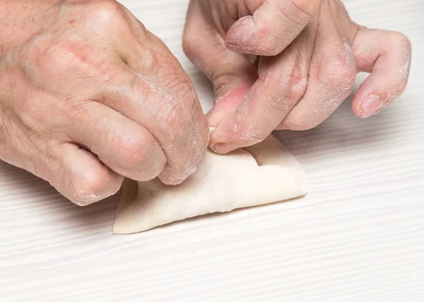 Mann bereitet zu Hause Knödel zu — Stockfoto