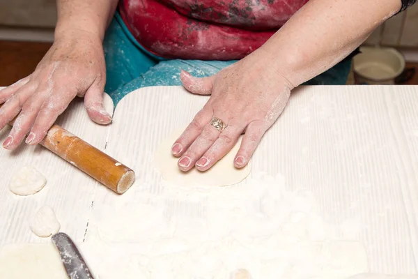 Mujer desenrolla la masa en casa — Foto de Stock