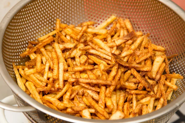 Cozinhar batatas fritas em óleo — Fotografia de Stock