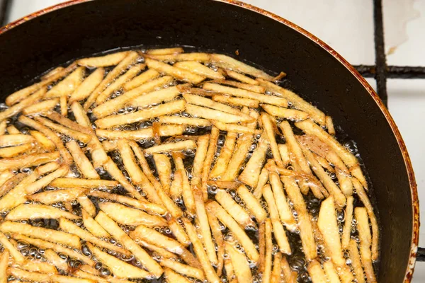 Cooking potato fries in oil — Stock Photo, Image