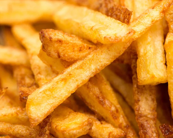 Cozinhar batatas fritas em óleo — Fotografia de Stock