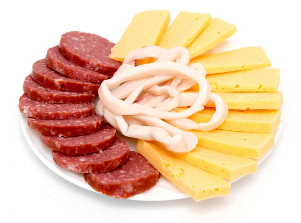 Saucisse et fromage sur fond blanc — Photo